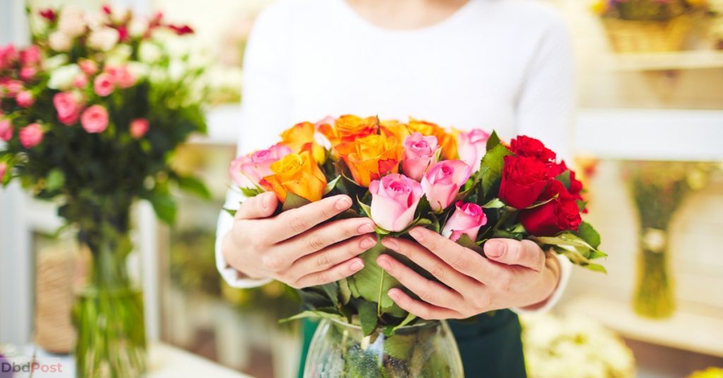 feature image - flower shop in dubai - florist with flowers