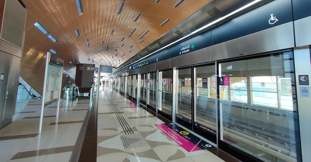 inarticle image-creek metro station-woman and children cabin