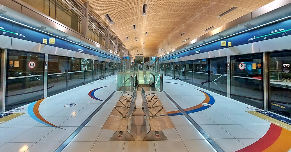 inarticle image-etisalat metro station-waiting area at platform